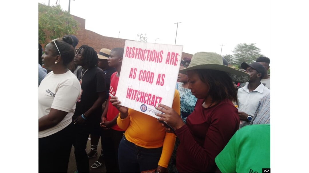 Ababhikitshe phandle kweUnited States Embassy eHarare.