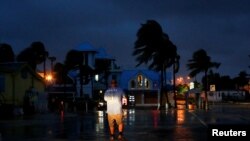 Un homme s'éloigne de la plage avant l'ouragan Ian, à Fort Myers, Floride, États-Unis, le 28 septembre 2022.