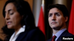 Foto Achiv: Premye Minis Kanadyen Justin Trudeau ak Minis Defans Nasyonal Kanada Anita Anand pandan yon konferans pou lapres nan Ottawa, Kanada, 26 Sept. 2022. 