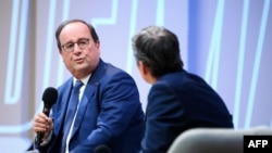 L'ancien président français François Hollande participe à un débat à l'occasion d'un événement baptisé "Demain le sport", à Paris le 22 septembre 2022.