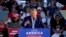 Ansyen Prezidan Donald Trump pran la pawol pandan yon miting politik, Dimanch 9 Oktob 2022 nan Mesa, Arizona. 