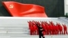 北京的中国共产党历史展览馆内参观者在中共党旗下摆姿势拍照。（2022年10月13日）