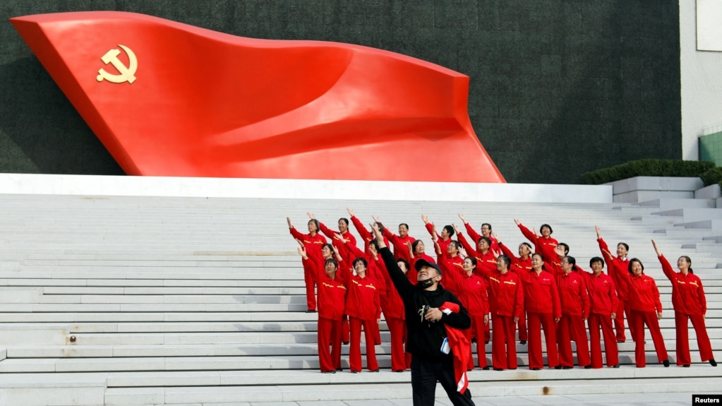 北京的中国共产党历史展览馆内参观者在中共党旗下摆姿势拍照。（2022年10月13日）(photo:VOA)