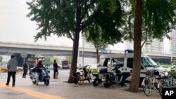 Polisi melakukan patroli di dekat jembatan di mana muncul spanduk-spanduk unjuk rasa politik untuk memrotes pemerintahan Xi Jinping di Beijing, 13 Oktober 2022.