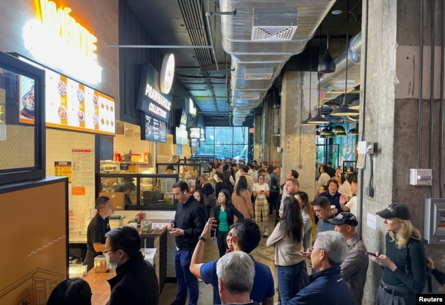 People line up at Urban Hawker, a Singapore-style hawker market, as it opens in Midtown Manhattan, in New York, U.S., September 28, 2022. (REUTERS/Roselle Chen)