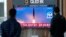 Yon ekran televizyon ki montre yon emisyon nouvel sou lansman misil Kore di No, nan yon stasyon tren nan vil Seoul, Kore di Sid, Madi 4 Oct. 2022. 
