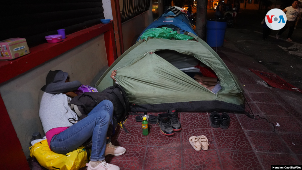 Ante falta de espacio en refugios en San José, Costa Rica, migrantes venezolanos duermen en las calles. Foto Houston Castillo, VOA