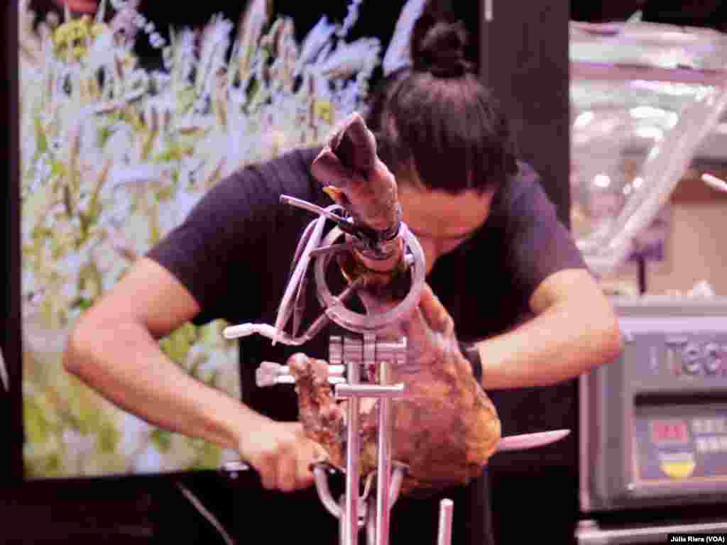 El jamón ibérico es uno de los platos más reconocidos de la gastronomía española.&nbsp;En La Boquería hay varios puestos que ofrecen ese producto, considerado un lujo para muchos hogares españoles.