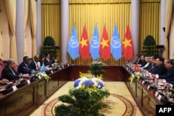 Vietnam's President Nguyen Xuan Phuc (R) and United Nations Secretary General Antonio Guterres (L) take part in a meeting at the Presidential Palace in Hanoi on October 21, 2022. (Photo by Nhac NGUYEN / AFP)