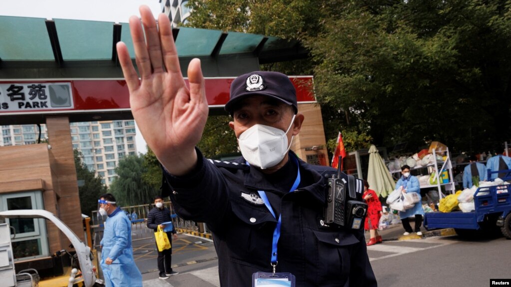 北京一居民区因疫情被封后保安禁止记者走近。（2022年10月20日）(photo:VOA)