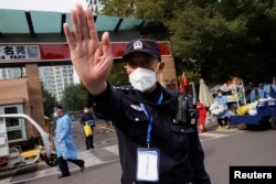 北京一居民区因疫情被封后保安禁止记者走近。（2022年10月20日）