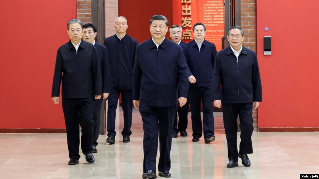 资料照片: 中共领导人习近平带领他的新班子到陕北参观延安革命纪念馆（2022年10月27日）