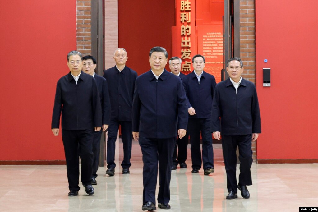 中共领导人习近平带领他的新班子到陕北参观延安革命纪念馆。（2022年10月27日）(photo:VOA)