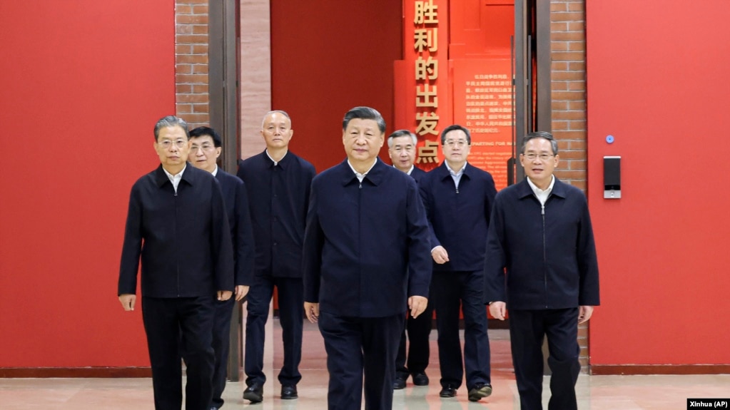 中共领导人习近平带领他的新班子到陕北参观延安革命纪念馆 (2022年10月27日)(photo:VOA)