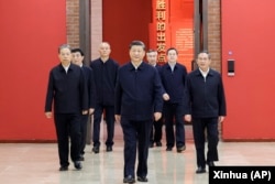 中共领导人习近平带领他的新班子到陕北参观延安革命纪念馆。（2022年10月27日）