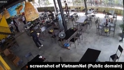 Một cán bộ cấp phòng ném tiền lẻ trong một quán bún ở Đà Nẵng, 2/10/2022.