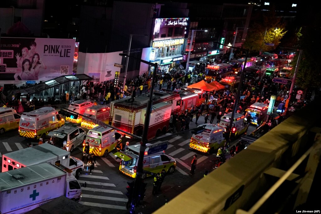 Des ambulances et des secouristes arrivent près de la scène à Séoul, en Corée du Sud, dimanche 30 octobre 2022.