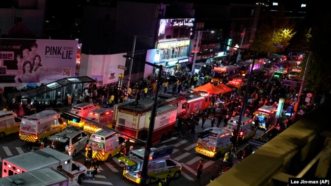 Ambulans dan petugas SAR berdatangan untuk menolong korban cedera akibat berdesakan di lokasi pesta Halloween in Seoul, Korea Selatan, Minggu, 30 Oktober 2022. (Foto: Lee Jin-man/AP)