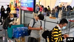 资料照：抵达台北桃园机场的旅客排队等候出租车。（2020年3月19日）