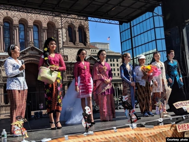 Nuri Auger (memegang karangan bunga) bersama peserta peragaan kain kebaya di Coply Square Boston, Massachusetts, 2019