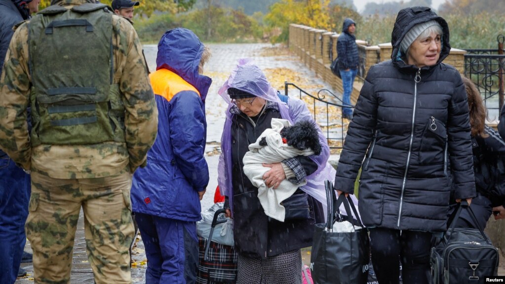 俄罗斯军队控制的乌克兰重镇赫尔松大战在即，大量平民纷纷逃离。图为赫尔松地区的奥列什基城的逃难平民。（2022年10月23日）(photo:VOA)
