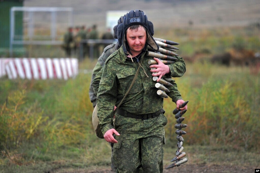 资料照片：俄罗斯新征召的士兵在俄罗斯南部一个射击场接受训练。（2022年10月4日）(photo:VOA)