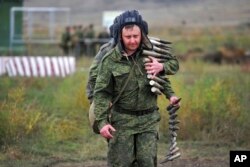 资料照片：俄罗斯新征召的士兵在俄罗斯南部一个射击场接受训练。（2022年10月4日）