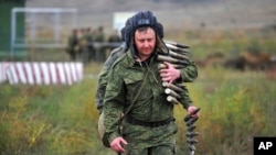 Regruti nose municiju tokom vojne obuke na poligonu u regiji Rostov na Donu u južnoj Rusiji, 4. oktobra 2022. Ruski ministar odbrane Sergej Šojgu rekao je 28. loktobra da je Rusija dovršila mobilizaciju 300 000 rezervista