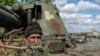 ARCHIVO - Un soldado ucraniano mira desde un tanque mientras sigue su curso la invasión rusa a Ucrania, en la ciudad de Lyman, región de Donetsk, Ucrania, el 28 de abril de 2022.