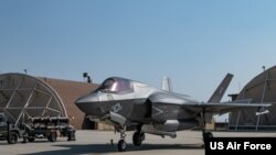 美国空军发布的照片显示美国海军陆战队F-35战斗机抵达韩国群山空军基地，参加美韩“警惕风暴”联合演习。(2022年10月31日)
