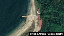 북한 금강산 관광지구 내 위치한 '고성항 횟집'의 철거 전 모습. 자료= CNES, Airbus / Google Earth
