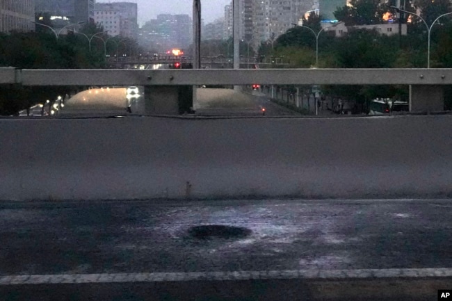 北京海淀区四通桥2022年10月13日有人悬挂要求习近平下台的横幅。互联网监管人员迅速删除在社交媒体平台广泛传播的横幅照片。图为桥上被清理后留下的燃烧痕迹。