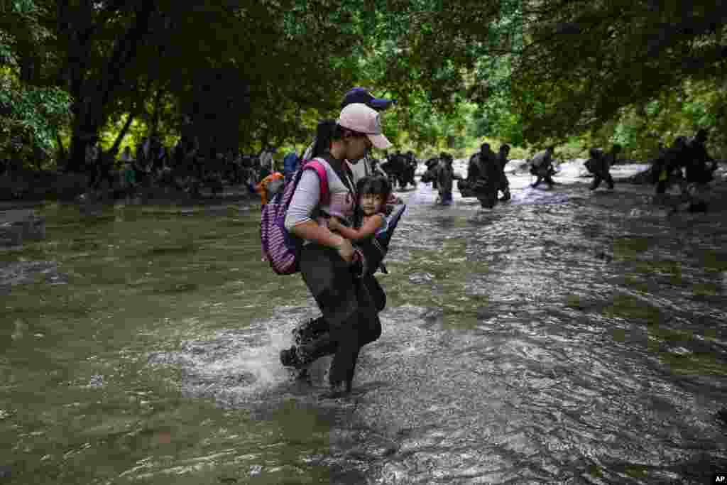 En busca del &ldquo;sueño americano&rdquo; deciden arriesgar sus vidas y cruzar esta peligrosa selva para llegar a Panamá y de ahí seguir su travesía.