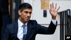 Rishi Sunak meninggalkan Markas Besar Kampanye Konservatif di London, Senin, 24 Oktober 2022. Rishi Sunak akan menjadi Perdana Menteri berikutnya setelah memenangkan kontes kepemimpinan Partai Konservatif. (AP/David Cliff)