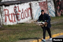 A garbage recycler, carries cardboard meant to be recycled, amidst a reduction in waste generated as a result of a change in consumer buying patterns following inflation, as the economic crisis grips, in Lomas de Zamora, in the outskirts of Buenos Aires, Argentina July 8, 2022. (REUTERS/Agustin Marcarian)