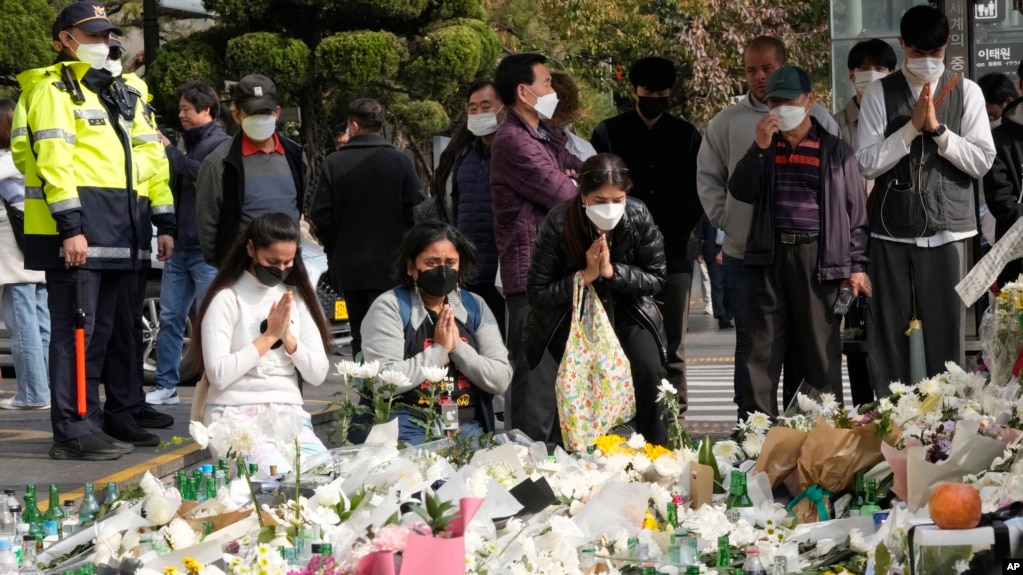 韩国民众为首尔踩踏惨案死难者祈祷。（2022年11月1日） (photo:VOA)