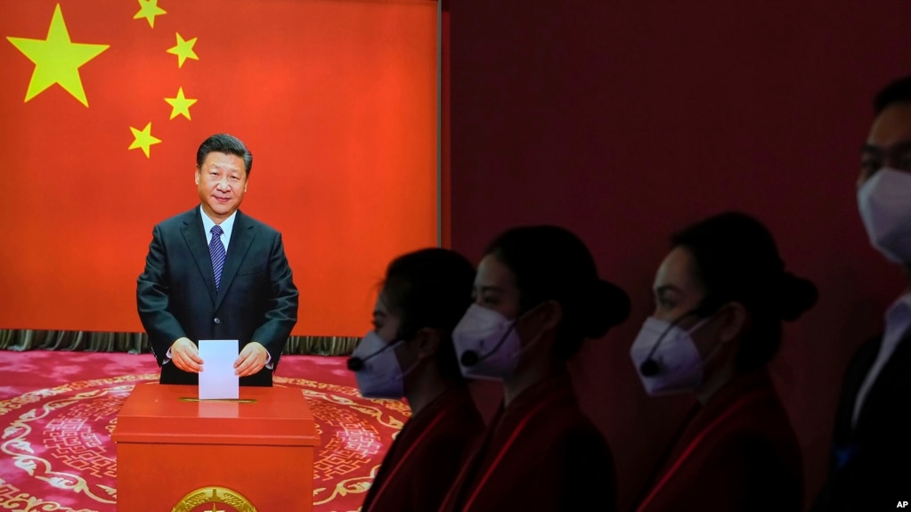 在北京的中国共产党历史博物馆内中国领导人习近平的宣传画像。（2022年10月12日）(photo:VOA)
