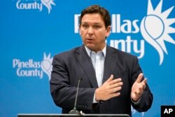 FILE - Gubernur Florida Ron DeSantis dalam konferensi pers di Pinellas County Emergency Operations Center, di Largo, Florida, Senin, 26 September 2022. (AP/Chris O'Meara, File)