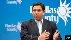 ARCHIVO - El gobernador de Florida, Ron DeSantis, habla durante una conferencia de prensa en el Centro de Operaciones de Emergencia del Condado de Pinellas, el 26 de septiembre de 2022, en Largo, Florida, EEUU.