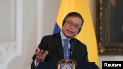El presidente de Colombia, Gustavo Petro, asiste a una reunión para revisar la cooperación en temas de seguridad, comercio y cambio climático, en la sede de la Presidencia de su país, en Bogotá, el 3 de octubre de 2022.