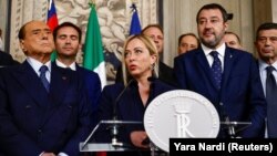 La dirigeante des Frères d'Italie, Giorgia Meloni (au centre), avec l'ancien Premier ministre Silvio Berlusconi (à g.) et le dirigeant du parti de la Ligue, Matteo Salvini, après une réunion avec le président Sergio Mattarella à Rome, en Italie, le 21 octobre 2022.