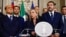 La dirigeante des Frères d'Italie, Giorgia Meloni (au centre), avec l'ancien Premier ministre Silvio Berlusconi (à g.) et le dirigeant du parti de la Ligue, Matteo Salvini, après une réunion avec le président Sergio Mattarella à Rome, en Italie, le 21 octobre 2022.