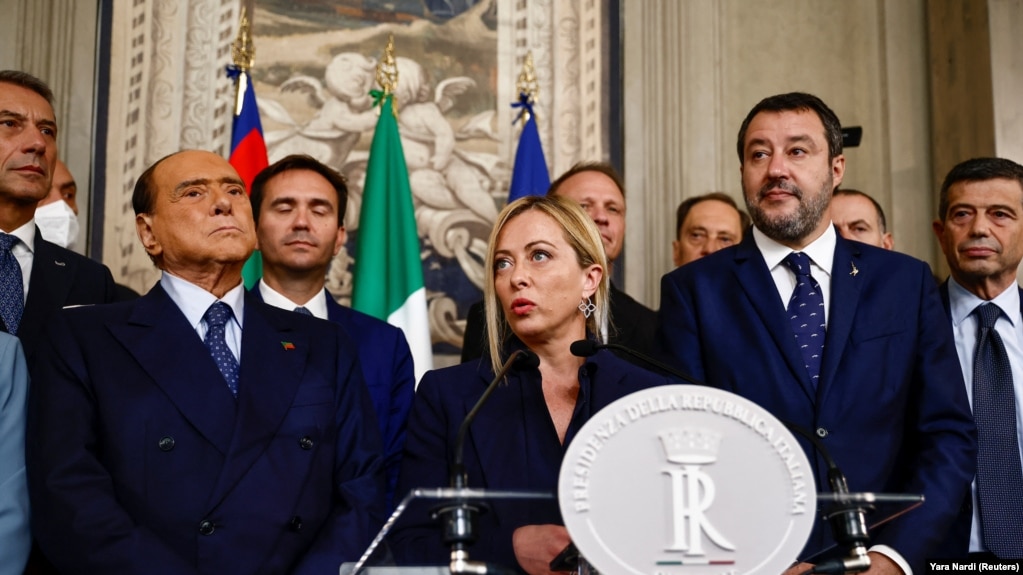乔治娅·梅洛尼(Giorgia Meloni) (中）领导的意大利兄弟党（Brothers of Italy party）、意大利论坛党（Forza Italia）领袖（Silvio Berlusconi）和马蒂奥·萨尔维尼（Matteo Salvini）领导的的联盟(the League)组成的右翼联盟赢得意大利选举的胜利并组成新政府。梅洛尼10月22日宣誓就任，成为意大利史上首位女总理。(photo:VOA)