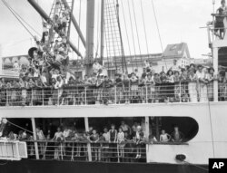 5.000 niños españoles que se quedaron huérfanos a causa de la guerra civil, llegan a La Habana, Cuba, en su viaje hasta Veracruz, México.