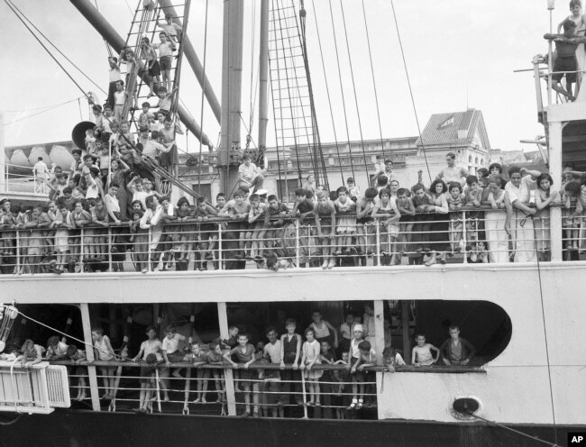 5.000 niños españoles que se quedaron huérfanos a causa de la guerra civil, llegan a La Habana, Cuba, en su viaje hasta Veracruz, México.