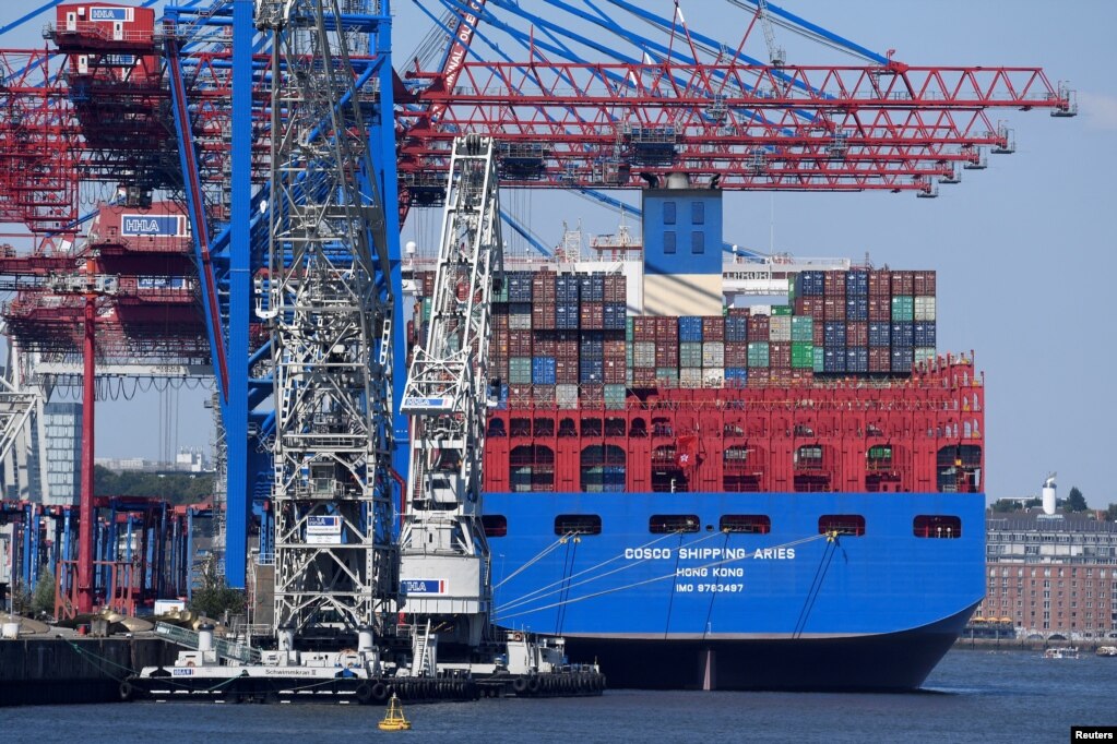 资料照：中国中远集团的集装箱船在德国汉堡港卸载。（2018年7月27日）(photo:VOA)