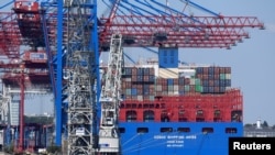 资料照：中国中远集团的集装箱船在德国汉堡港卸载。（2018年7月27日）