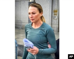 42-godišnja Olga Šriki iz Nju Džersija izlazi iz sudnice na Menhetnu, gde je puštena pod kaucijom od 2 miliona dolara, 29. septembra 2022.