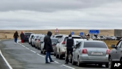 Kolona automobila na granici sa Kazahstanom, Rusi pokušavaju da pobegnu iz zemlje posle najavljene mobilizacije