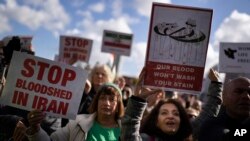 Ribuan warga Belanda berdemo di Den Haag, Belanda untuk mendukung unjuk rasa di Iran yang memprotes kematian seorang perempuan Iran saat dalam tahanan polisi, Sabtu, 8 Oktober 2022. (Foto: Peter Dejong/AP)